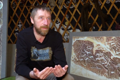 Редкие петроглифы Алтая спасает новосибирский художник