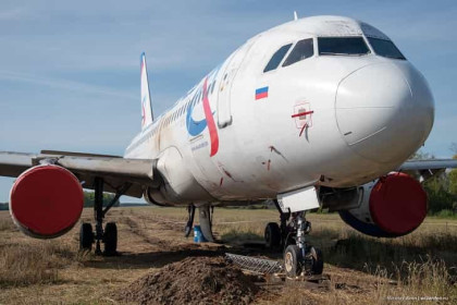 Севший в поле под Новосибирском Airbus A320 готовят к взлету