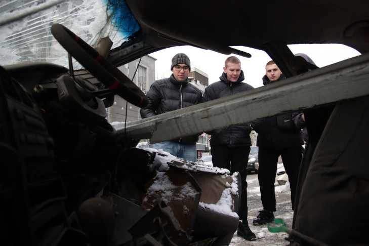 Искореженные авто выставили в центре Новосибирске 14 ноября