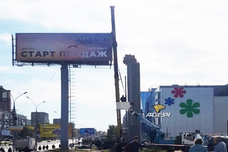 Скандальную стелу Победы вновь устанавливают на прежнем месте в Новосибирске