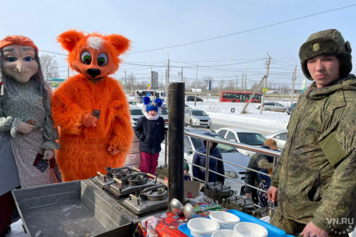 «Галамарт» угостил жителей Новосибирска на полевой кухне 23 февраля