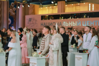 Три новосибирские пары поженились на Всероссийском свадебном фестивале