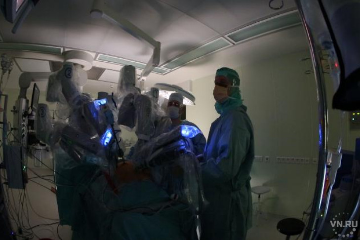 Робот стал ассистентом на операции в клинике Мешалкина