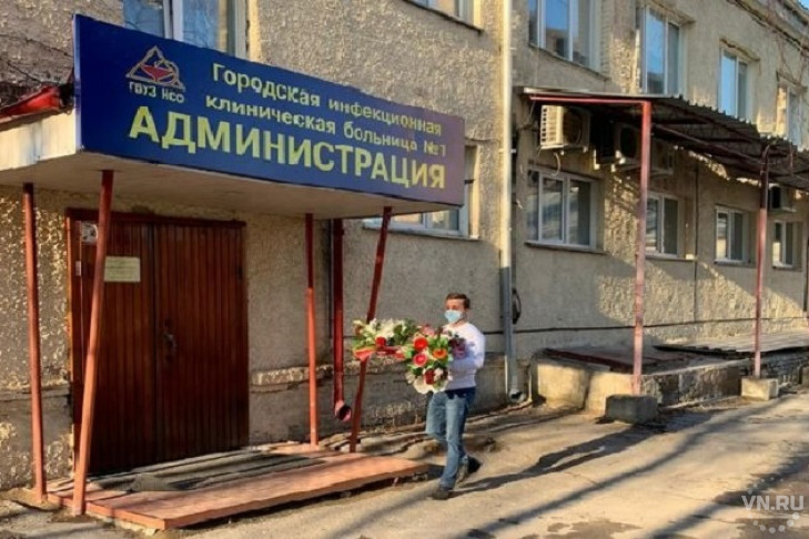 Новосибирские врачи получили цветы в благодарность за спасение жизней