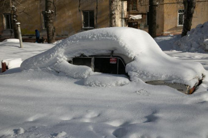 Сугробы во дворах и снег на крыше: куда жаловаться