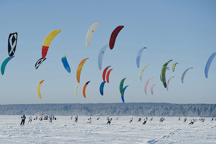 В Новосибирске в 20-градусный мороз прошли соревнования по зимнему виндсерфингу