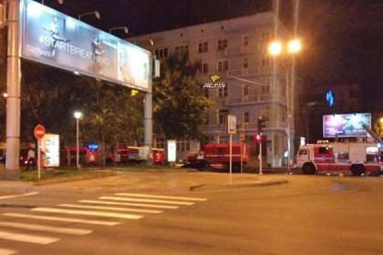 Дым из Сбербанка собрал 10 пожарных машин в центре Новосибирска