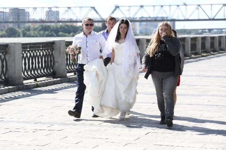 Шумная свадьба забыла про маски и социальную дистанцию на Красном проспекте  