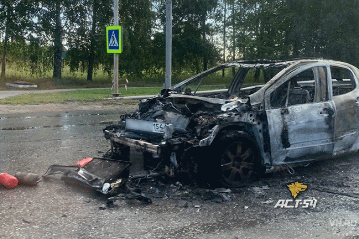 «Пежо» уничтожило огнем в аэропорту Толмачево – хозяйка не пострадала