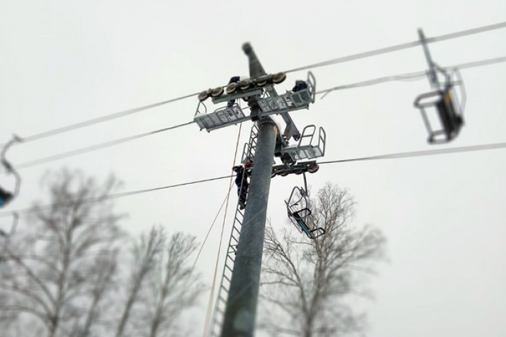 Спасатели сняли сноубордистку с горы в Юрманке 