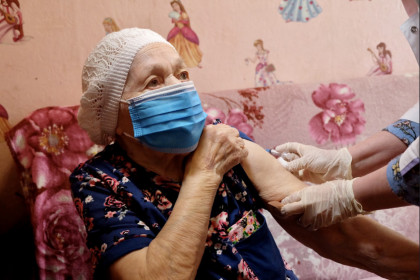 Прививку от COVID-19 сделала 102-летняя жительница Новосибирска