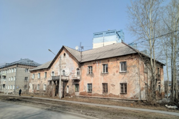 Дом 1935 года постройки срочно расселяют из-за угрозы обрушения в Новосибирске