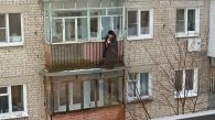 Пожилую женщину сняли с козырька балкона 4 этажа в Новосибирске