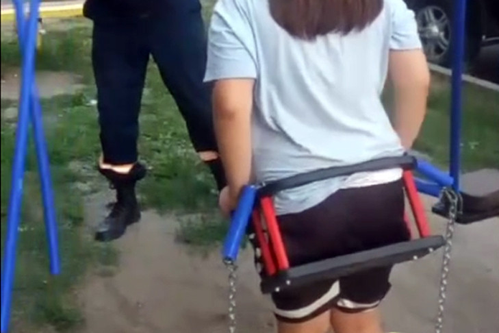 В Новосибирске спасатели вытащили из качелей пухлую школьницу