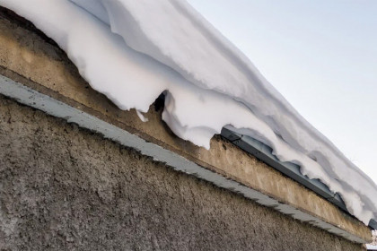 Снег с крыши пятиэтажки упал на женщину с ребенком в Новосибирске