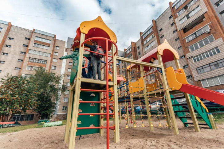 Две новых детских площадки открыли в Ленинском районе Новосибирска
