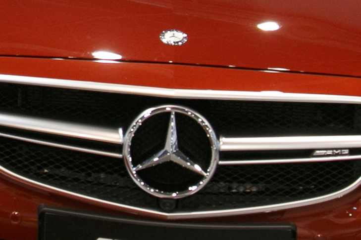 Бабушка из Карасука лишилась Mercedes стоимостью 35 млн рублей