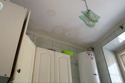 Потолки рушатся в квартирах новосибирского дома на Добролюбова