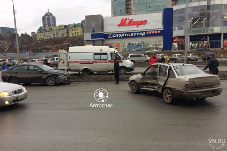 Скорая увезла автоледи после аварии в Новосибирске