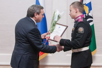 Поисковиков, нашедших медальоны погибших солдат, наградили в правительстве