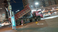 Водитель самосвала оборвал провода в Новосибирске