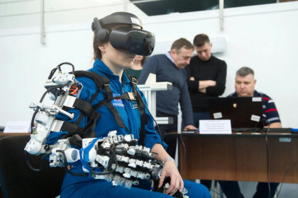 Анна Кикина взяла робота Федора в свои нежные руки