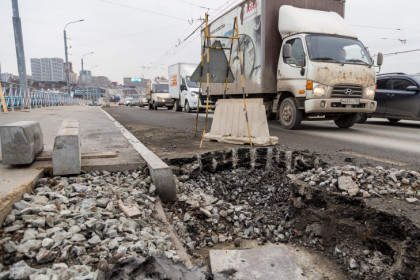 На одну полосу сузят Октябрьский мост в Новосибирске до 30 декабря