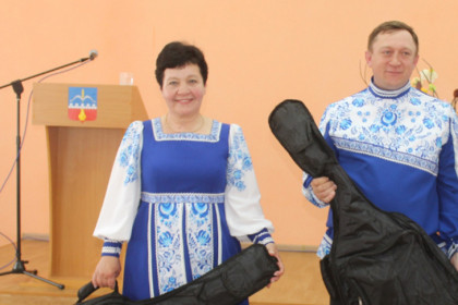 Две электрогитары подарили артистам из Здвинского района за минуту славы у Андрея Малахова