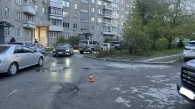 В Новосибирске автомобиль сбил ребёнка во дворе жилого дома