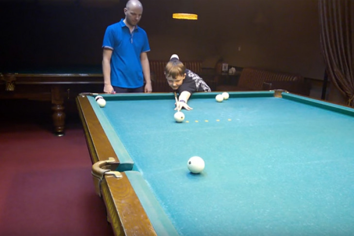 В Новосибирске 11-летний бильярдист показал чудеса, забив шар не глядя