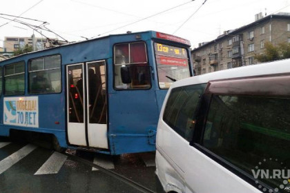 13-й трамвай попал в ДТП на чужом маршруте