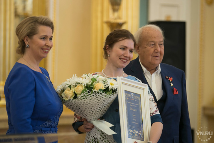  Зураб Церетели и жена Медведева наградили художницу из Здвинска