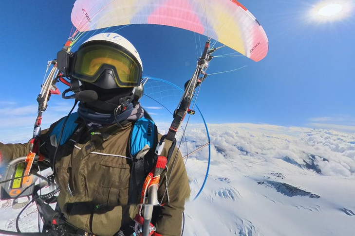 Спортсмен из Новосибирска совершил уникальный полет над Эльбрусом