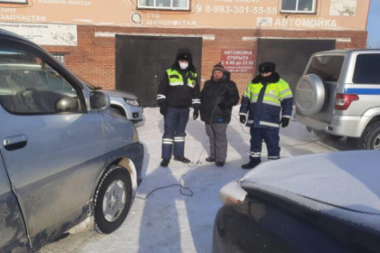 Автоинспекторы спасли водителя на трассе в сорокоградусный мороз