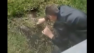 Новосибирцы сняли на видео закладчиков под окнами своего дома