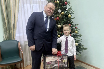 Подарки от Анатолия Серышева получили ещё пятеро участников акции «Ёлка желаний»