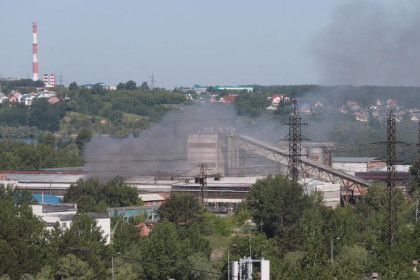 Рабочего в дыму ищут пожарные на заводе в Новосибирске