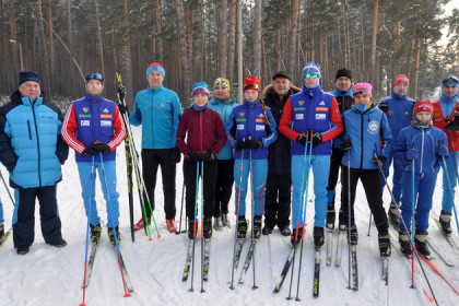 Губернатор Андрей Травников прокатился с сузунцами на лыжах