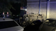 В Новосибирске автомобиль влетел в жилой дом и перевернулся