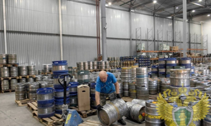 Работала целая компания: 500 бочек контрафактного пива изъяли в Новосибирске