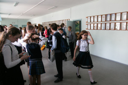 Перенаселение в школах Новосибирска: 60 классов и толкучка в коридоре