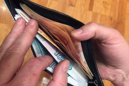 В Новосибирске благородный сварщик нашел хозяйку кошелька с 93 тысячами рублей
