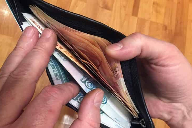 В Новосибирске благородный сварщик нашел хозяйку кошелька с 93 тысячами рублей