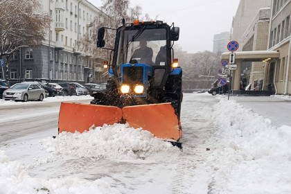 Круглосуточный контроль: в Новосибирской области усилили очистку трасс от снега