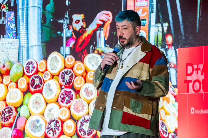 Имидж-стилист оценила лоскутный пиджак Артемия Лебедева в Новосибирске