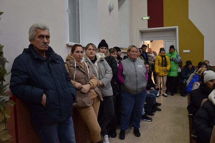 Ученики закрытой школы обучаются в ДК и администрации поселка под Новосибирском