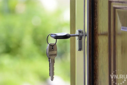Министр ЖКХ вручил ключи от новых квартир жителям Краснозерского района