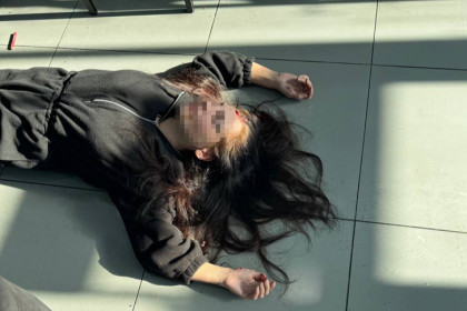 В Новосибирске девушка ползала на четвереньках и залила бар кровью