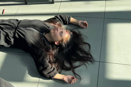 В Новосибирске девушка ползала на четвереньках и залила бар кровью