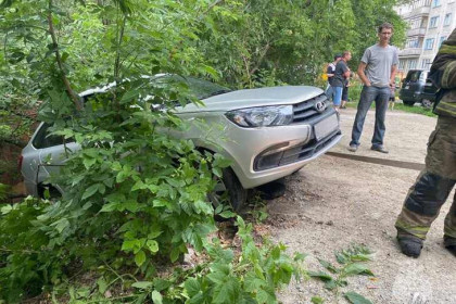 LADA Granta с матерью и ребенком повисла над обрывом в Новосибирске